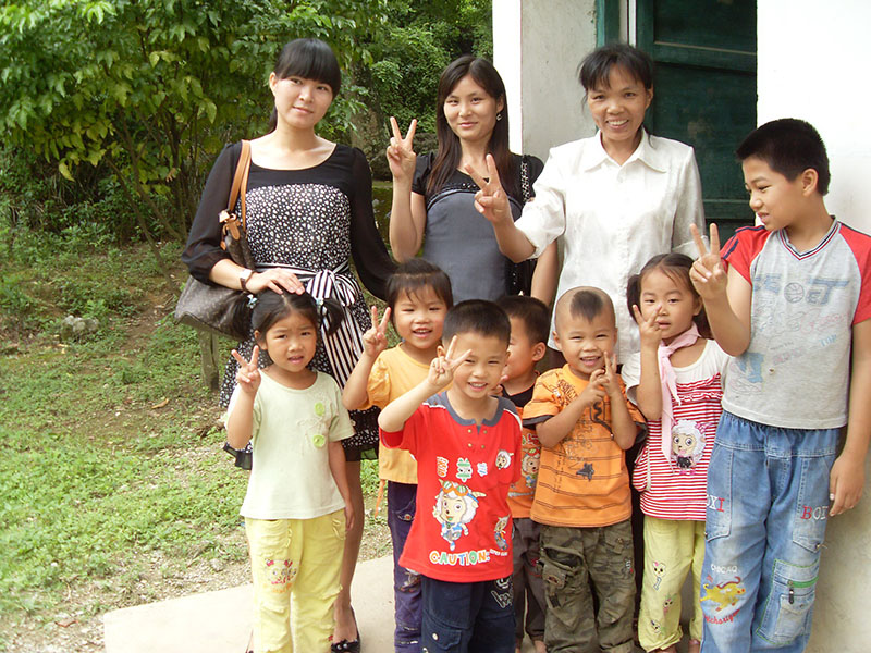 与学生老师合影